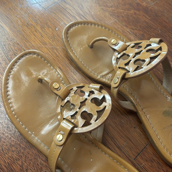 Tory Burch Miller Patent Thong Sandal Brown - Picture 3 of 8